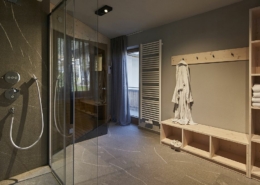 Exklusive Sauna mit Walk-in Dusche in Ferienhaus Ahorn7 Reit im Winkl