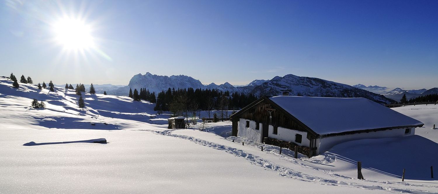 Winterlandschaft mit Berghütte in Reit im Winkl auf Hemmersuppenalm