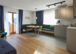 Sitzecke und Küche mit Balkonzugang in Ferienwohnung "Wald" Reit im Winkl