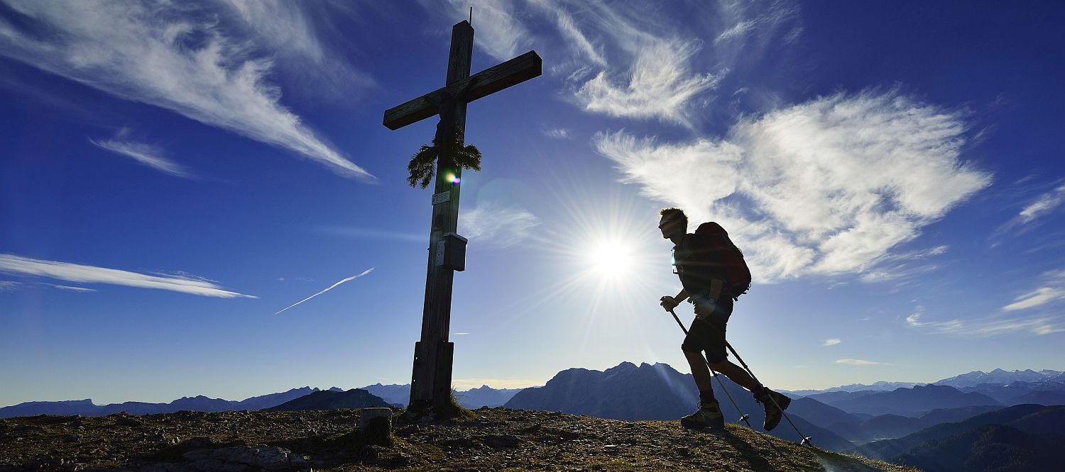 Wanderer an Gipfelkreuz von Berg Fellhorn, Wanderurlaub Reit im Winkl